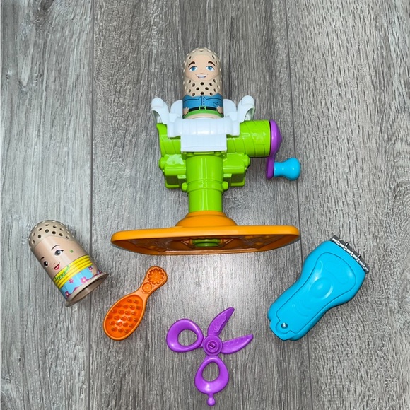 Play-Doh Hair Cutting Salon Set - Picture 10 of 15